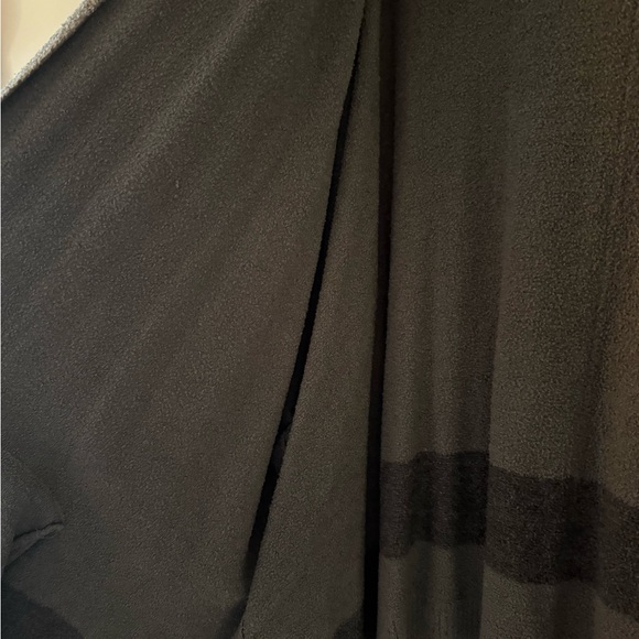 Barefoot Dreams Cozy Cliffside Wrap - Picture 3 of 6